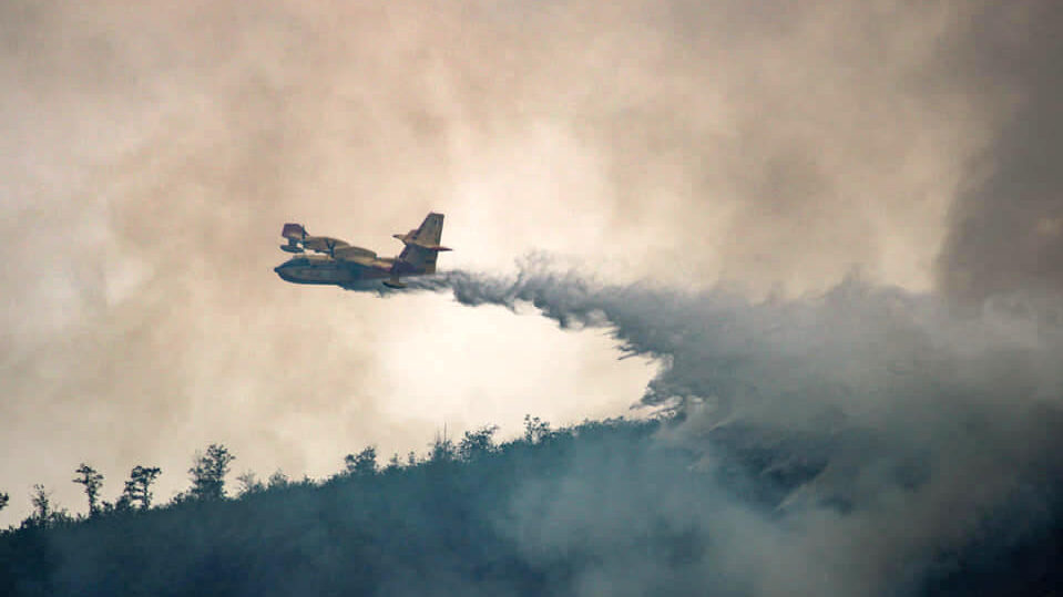 Spegnimento di un incendio boschivo da parte di un Canadair