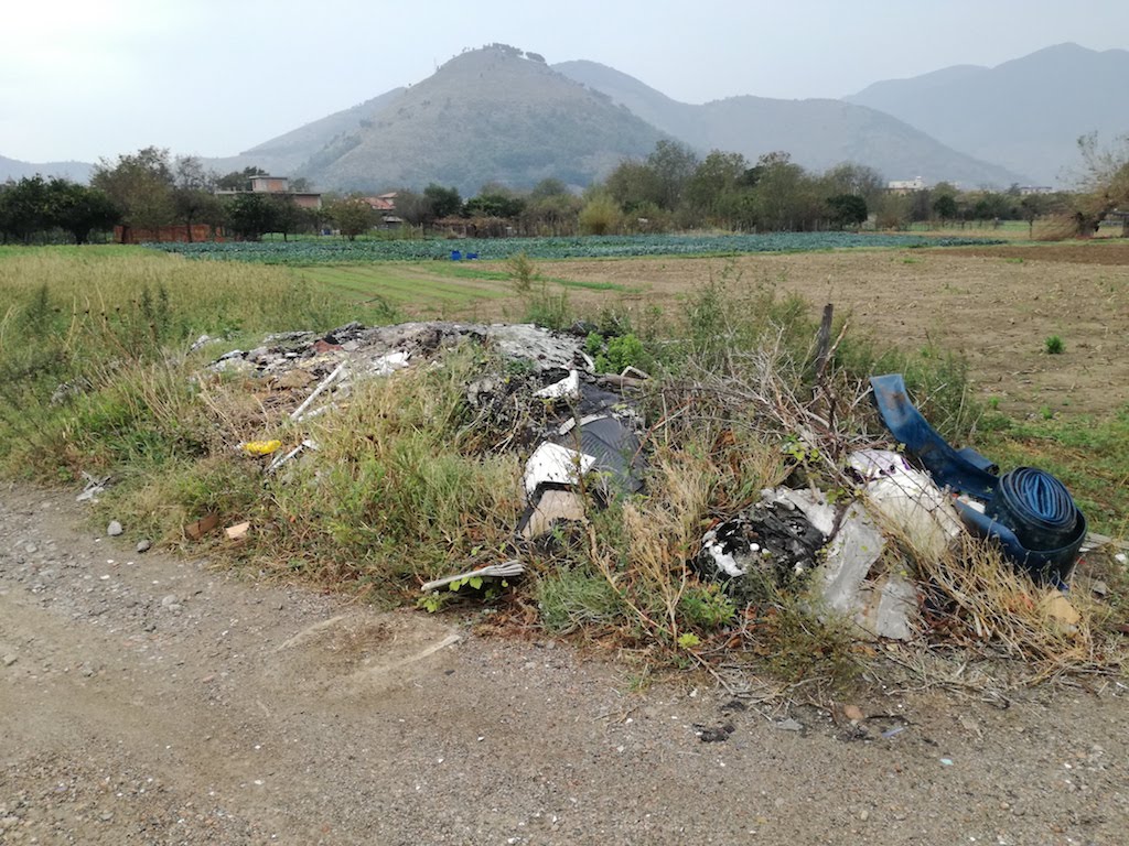 12 maggio 2021 abbandono di rifiuti e rogo di rifiuti in Castel San Giorgio Salerno